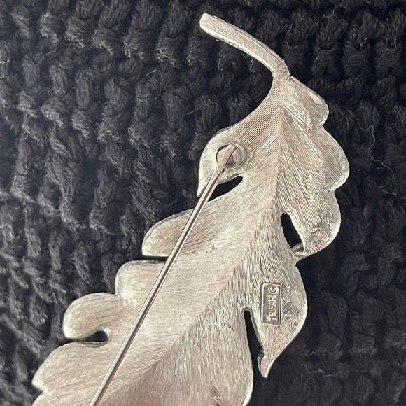 Vintage Crown Trifari Leaf Silver Signed Brooch Pin - Picture 2 of 7